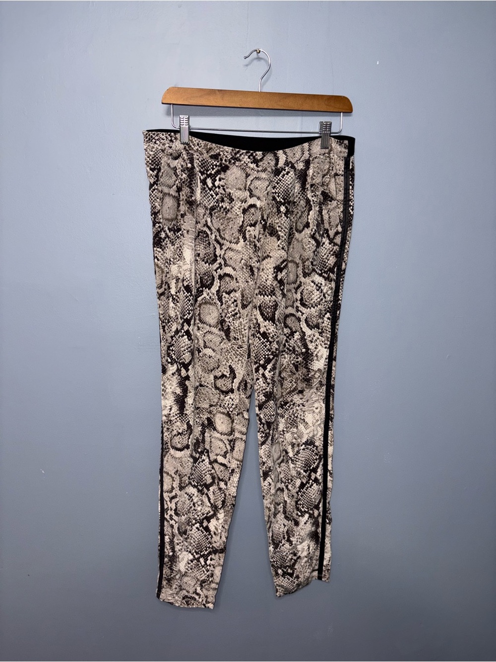 BCBGMaxazria | Gray Printed Pants 100% Silk | Size: Medium